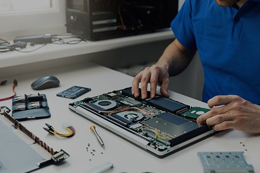 Technicien en intervention pour un dépannage informatique